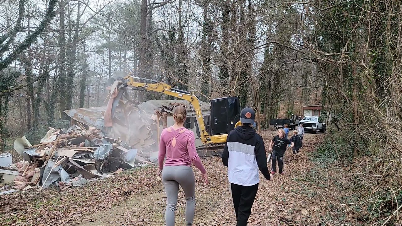 Cat 305E2 Demolishing mobile home