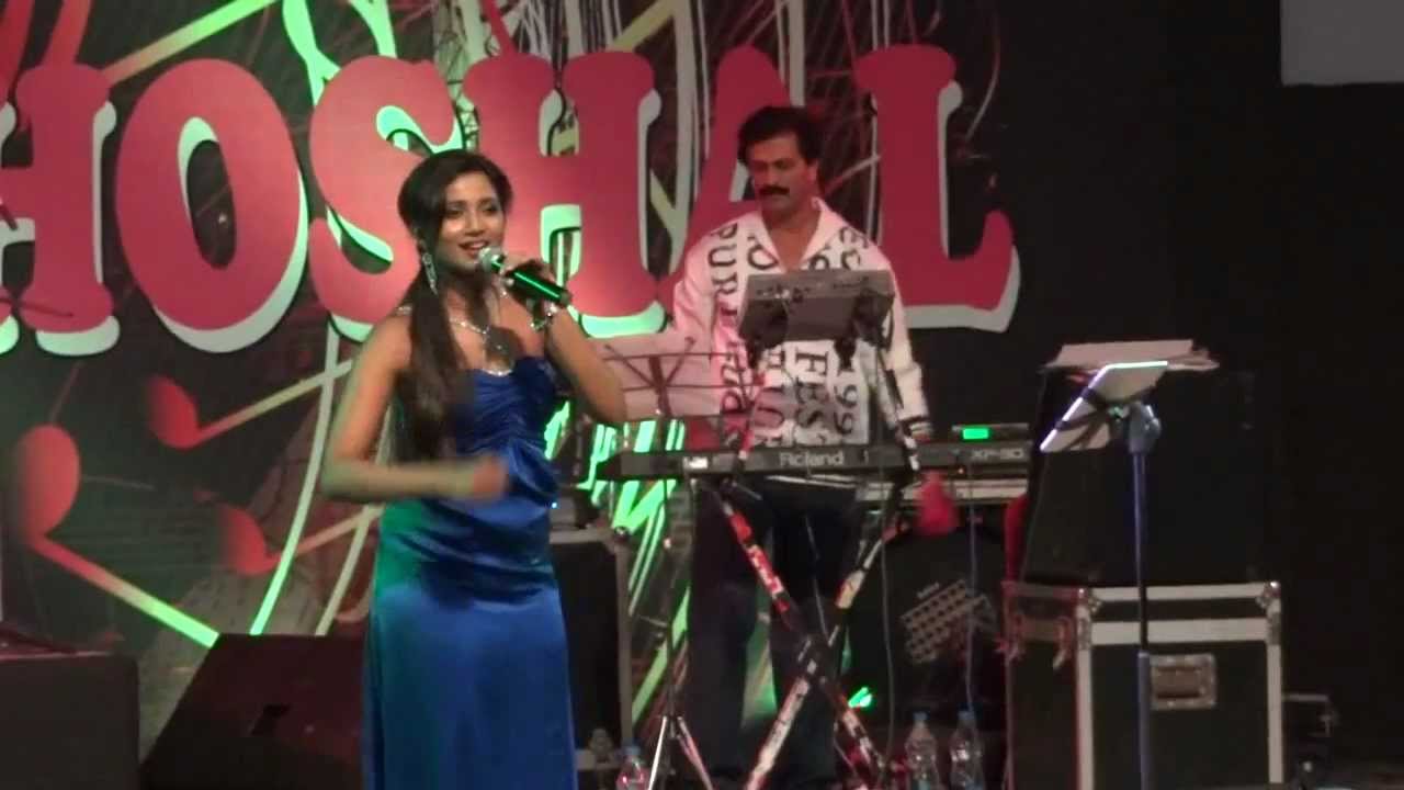 Shreya Ghoshal singing Jhalla Wallah in Kolkata