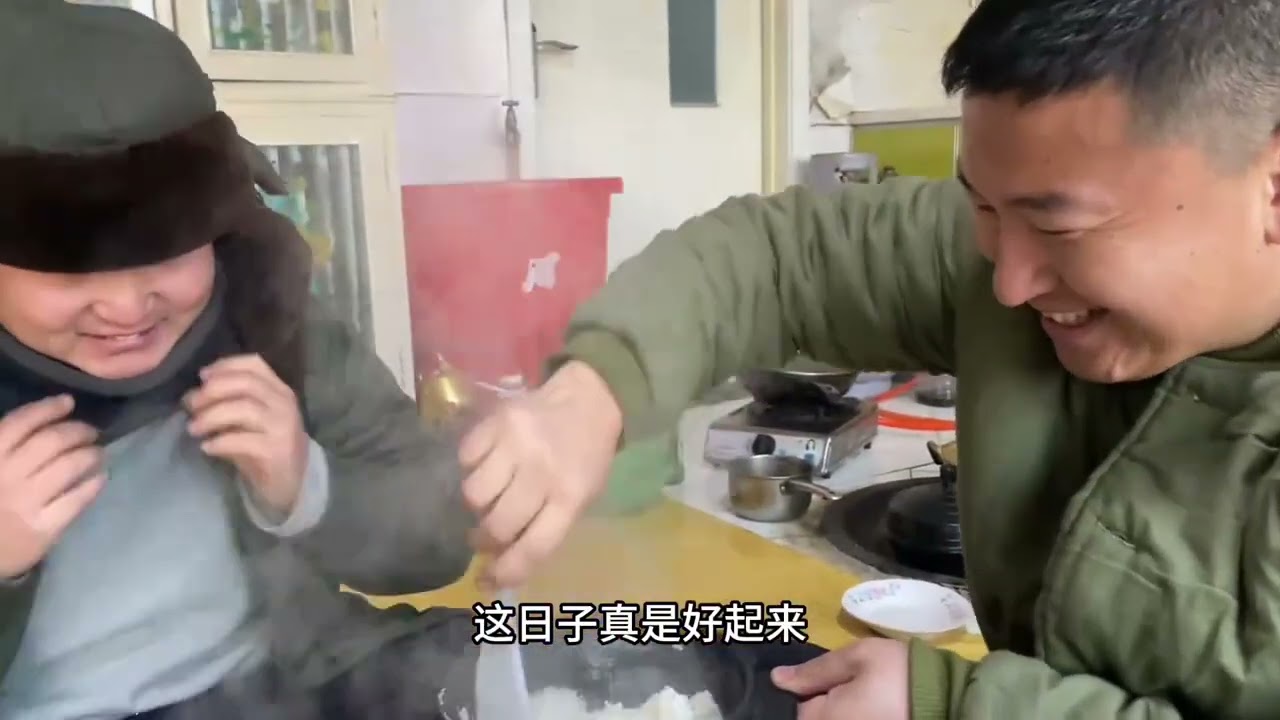 村里老乡杀年猪，2头猪不到一个小时抢空了，买点笨猪肉做红烧肉
