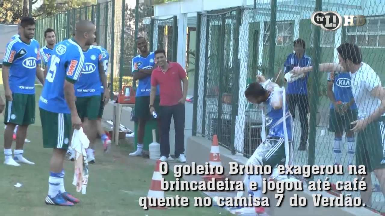 Maikon Leite &eacute; amarrado e sacaneado pelos colegas
