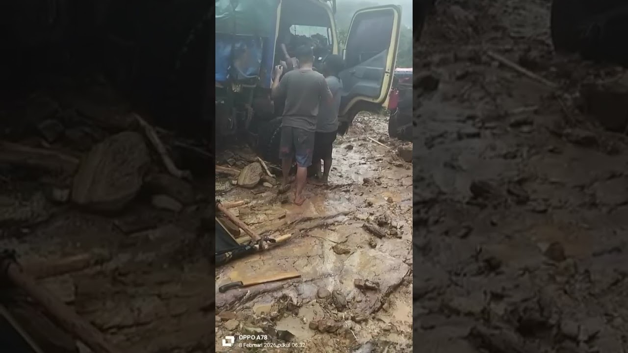 Banyak truck tertimbun longsor di turunan kali kil 
