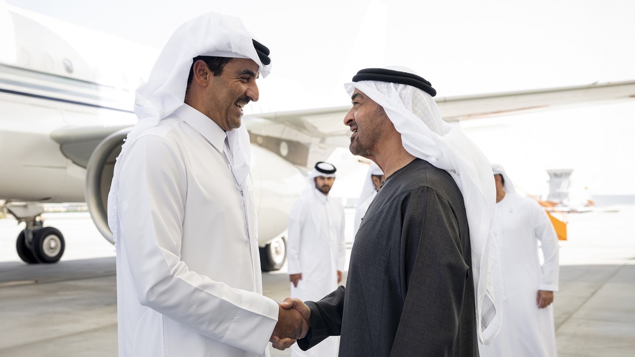 رئيس الدولة بمقدمة مستقبليه.. أمير قطر يصل الإمارات في زيارة أخوية
