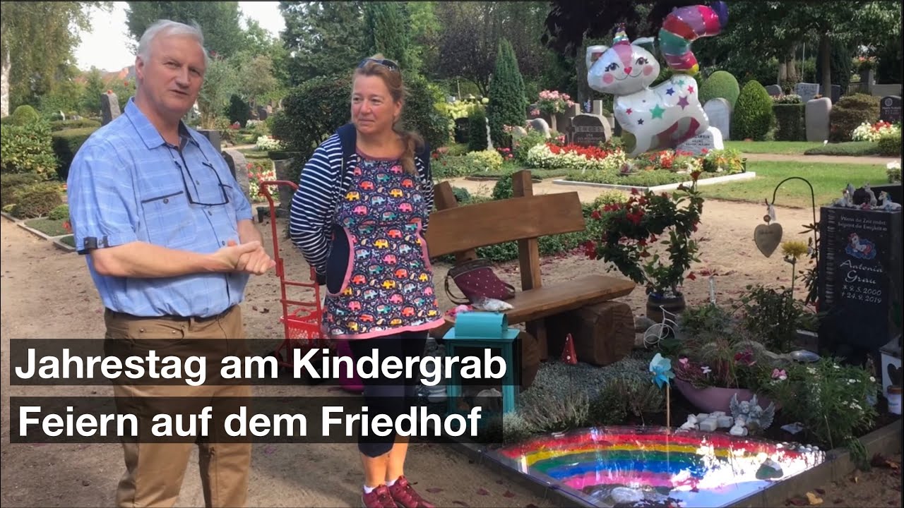 Jahrestag am Kindergrab feiern auf dem Friedhof