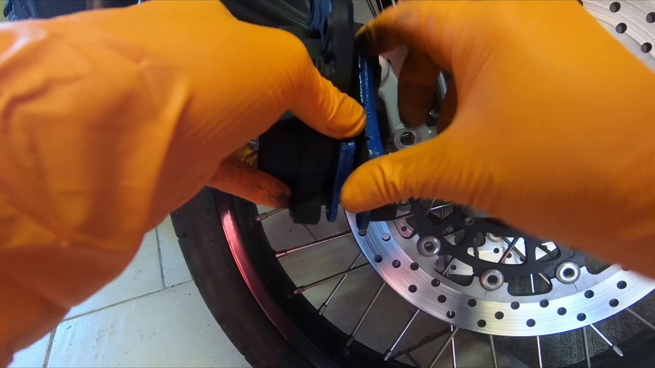 Come sostituire pastiglie freno anteriori moto
