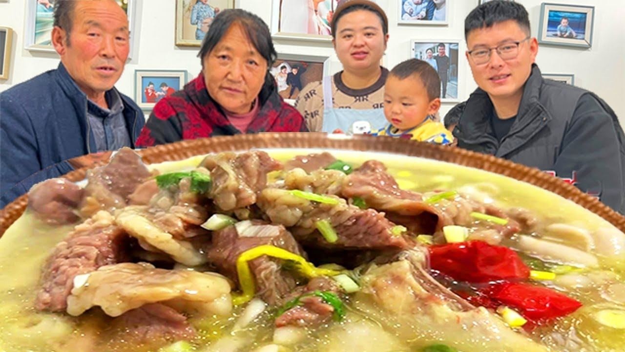 霞姐送来整袋新荞面，丹丹用羊肉做地道圪坨，汤香裹着筋道面，一口忘不掉！【胖手手丹丹】