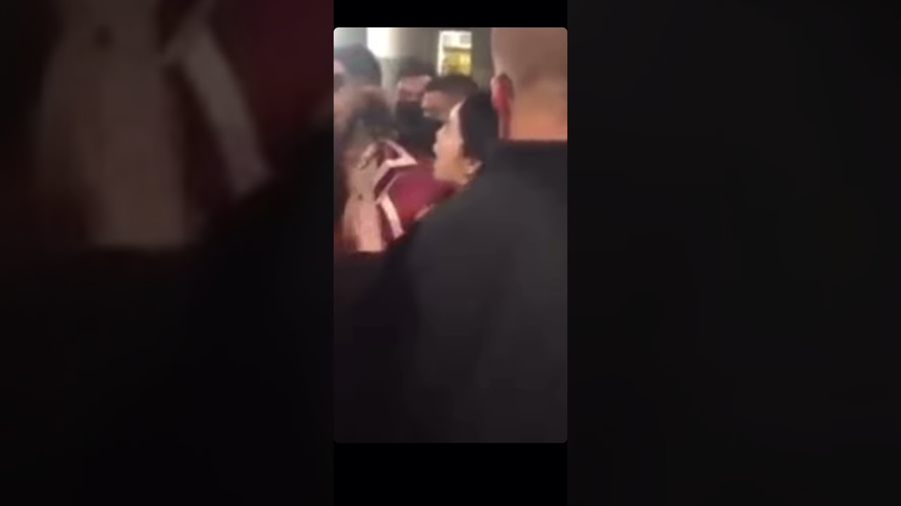Anuel AA le niega un beso a fanatíca 🙅🏻‍♂️😘