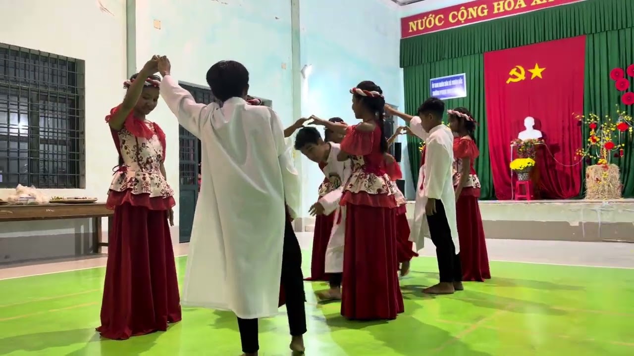 Múa: Hái đoá hoa mùa xuân - lớp 7/2 - trường PT DTNT THCS Thuận Bắc biểu diễn