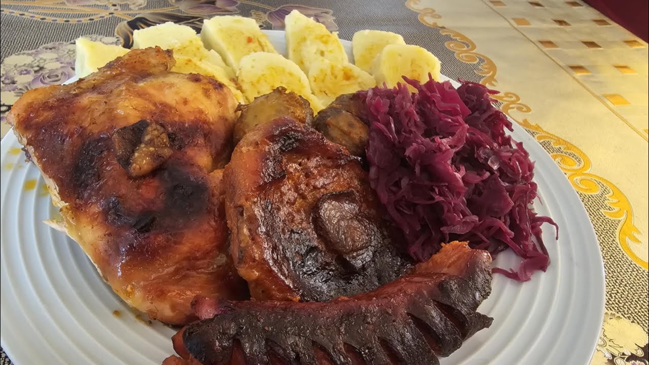 Mäso v rúre , zemiakové knedličky , červená kapusta.