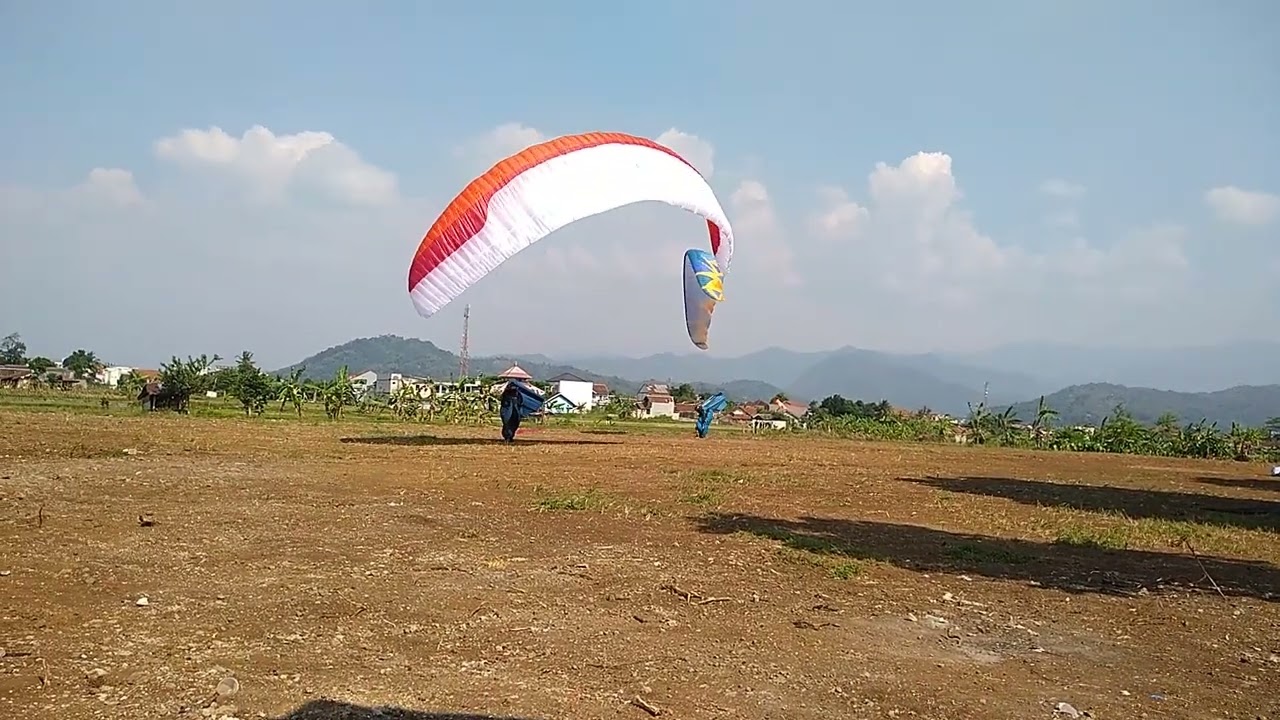 Detik² 16 dari 120 Pilot Paralayang mendarat di IPP Landing Area yg lain nya nyasar di tempat lain