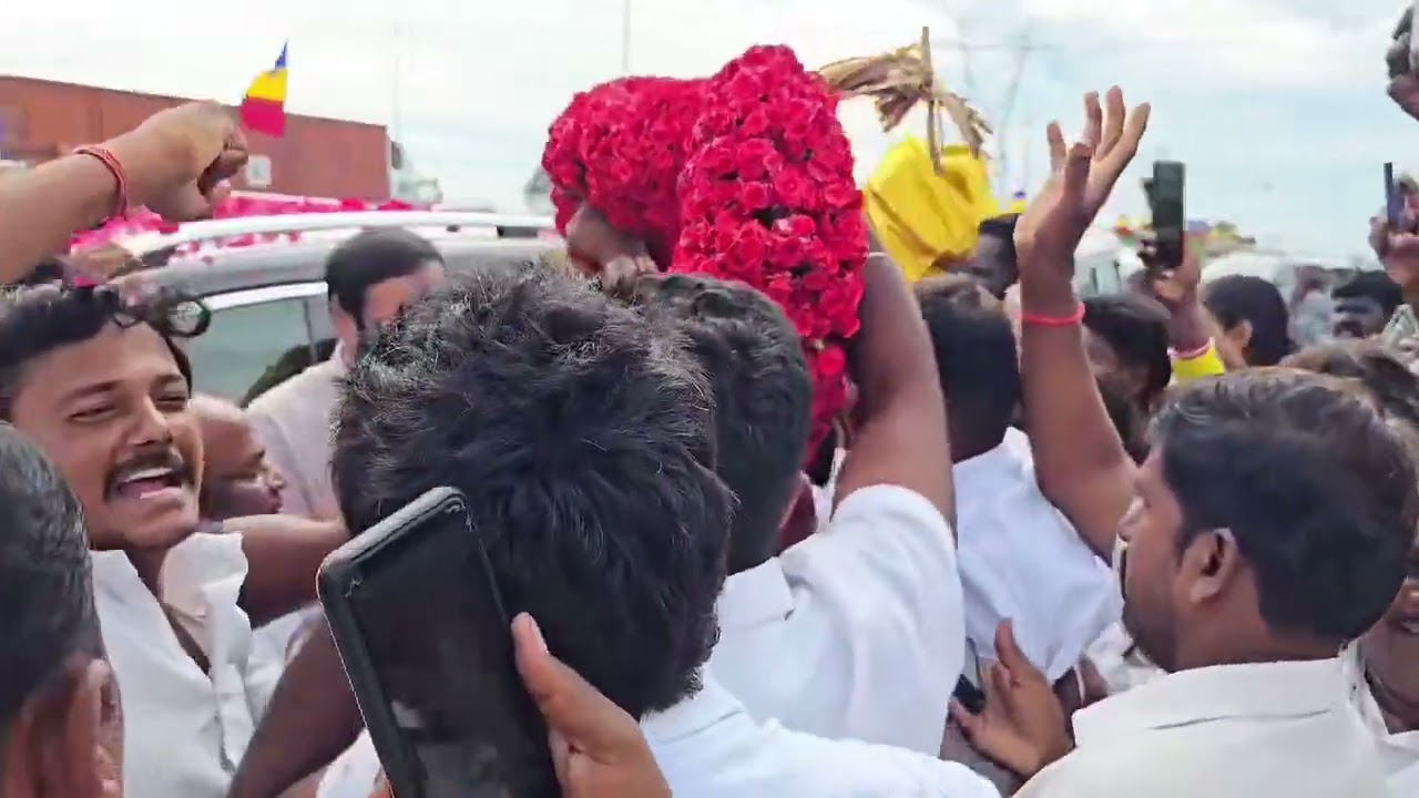 தருமபுரி செல்லும் வழியில், இராணிப்பேட்டை மாவட்டத்தில் பாட்டாளி சொந்தங்களின் வரவேற்பு.