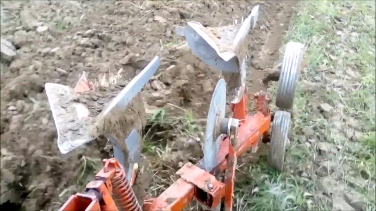 Orka pługiem obrotowym 2 na zime piękna sprawa .Jesień na Śląsku :wtopy, ruski na dwa koła :)