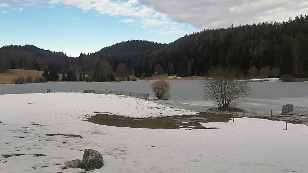 LAC GENIN UN ROBE BLANCHE