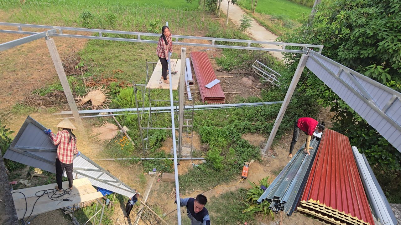 The process of lifting the heavy truss onto the high column was only Loan and one worker.