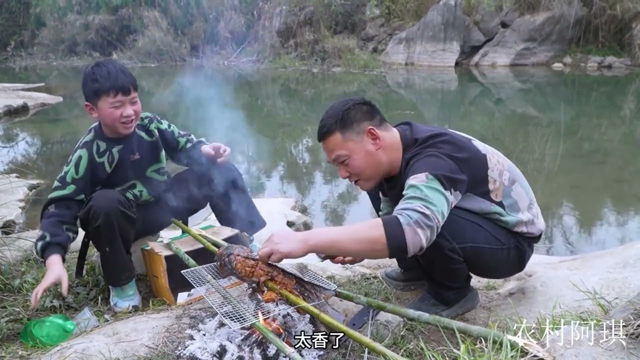 野炊：抓到几斤重的大货，直接用炭火烤，成品出锅抢着吃，太香了