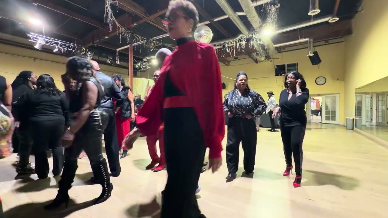 👸🏾🎂🕺🏾💃🏾 Howard & ￼Fred celebrating their birthday ,Allegro Ballroom. It’s a red and black attack.🎂👸🏾