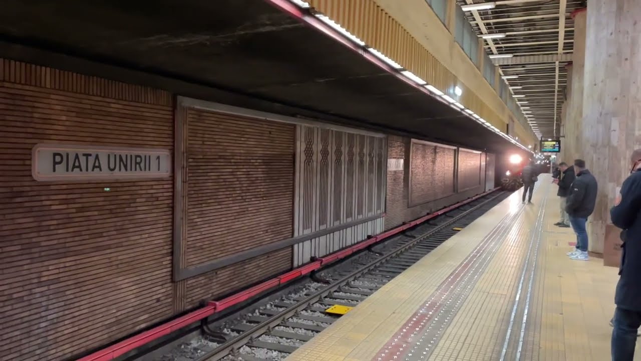 LDH 101 al Metrorex trece prin statia Piata Unirii 1