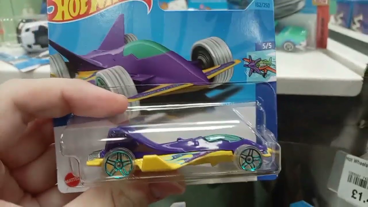 Рассматриваем машинки Hot Wheels в садовом центре Glebe. Короткое видео #2025 #hotwheels #shorts