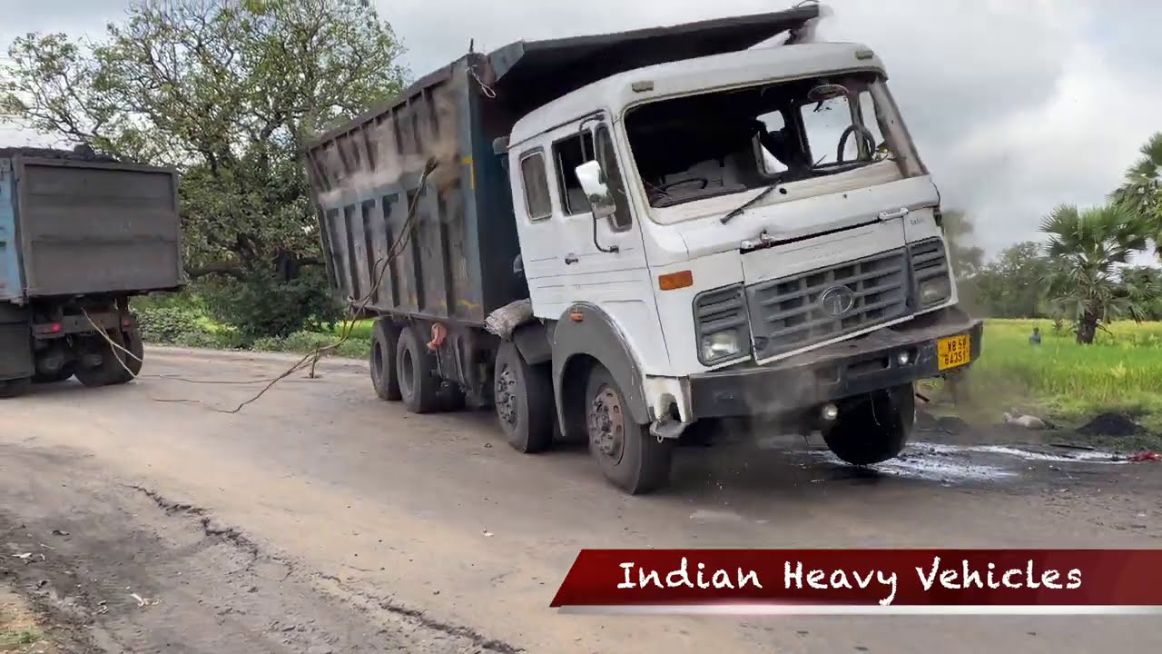 Coal Loaded 12 Wheeler Hyva Accident On Side Of Road | Rescued By 14 Wheeler Tipper | Accident Video