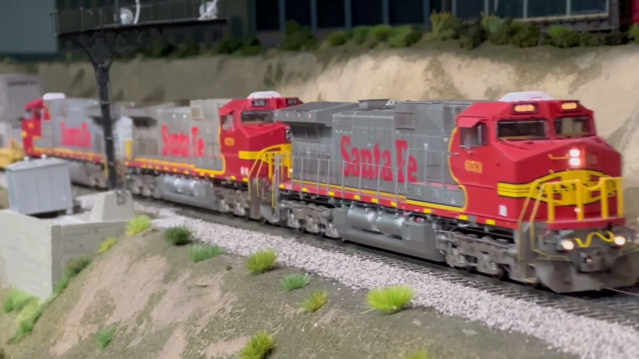HO Scale Series: Santa Fe Dash 9-44CW Intermodal Stack Train