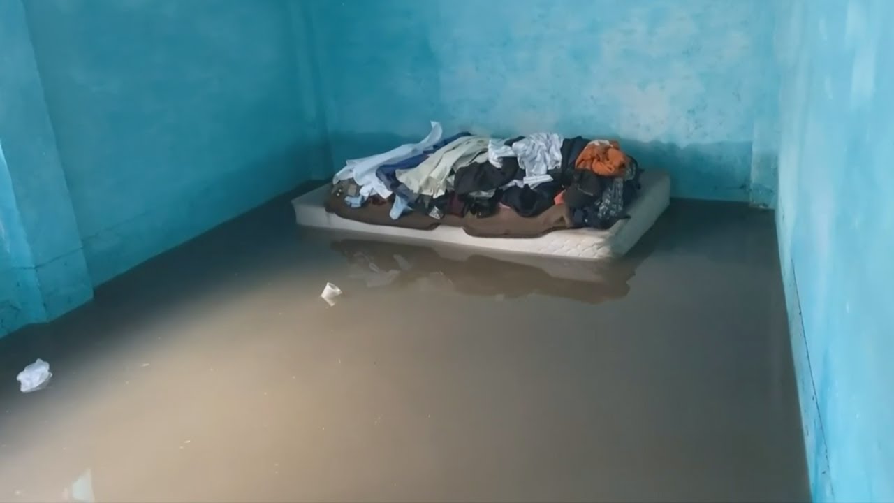 Lluvia deja afectaciones en avenidas y casas en Ixtapaluca; usan lanchas para traslado