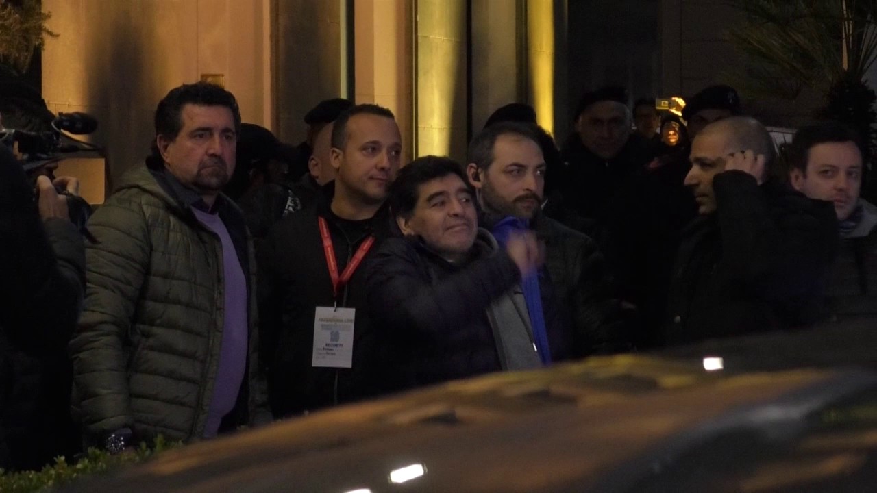 Il ritorno di Maradona a Napoli, tifosi impazziti davanti all'Hotel Vesuvio