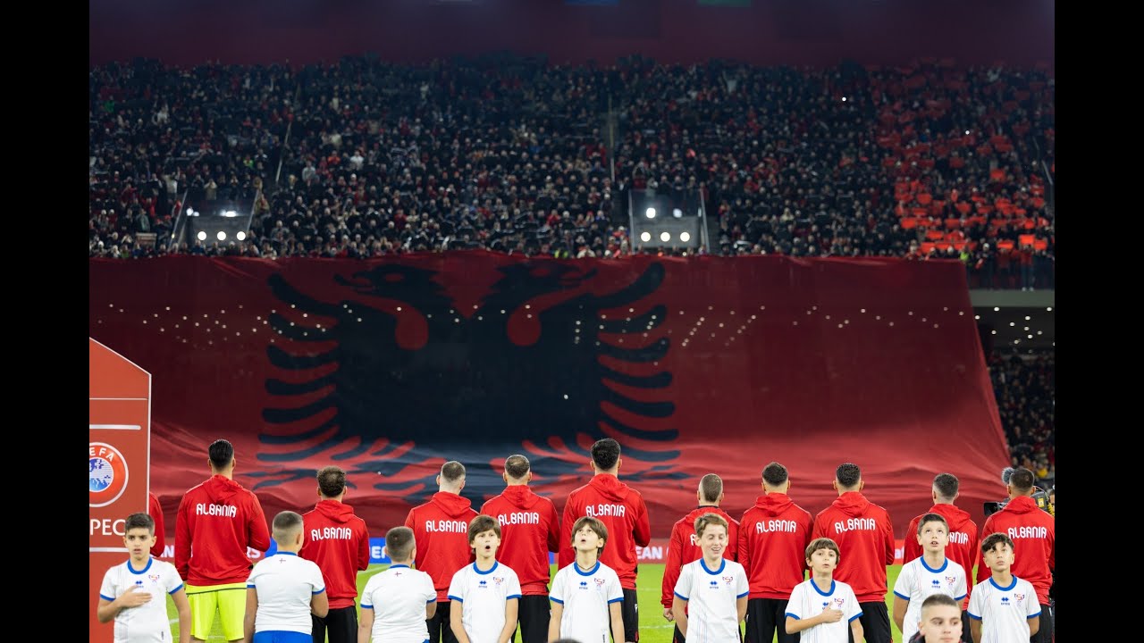 Shqipëri-Faroe: hymni kombëtarë dhe koreografia në Air Albania Stadium.