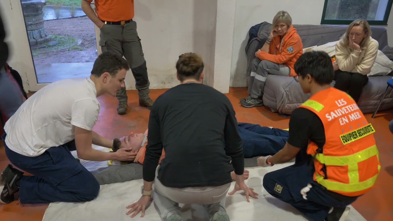 Comment installer une victime atteinte de traumatisme du rachis sur un plan dûr : Tutoriel