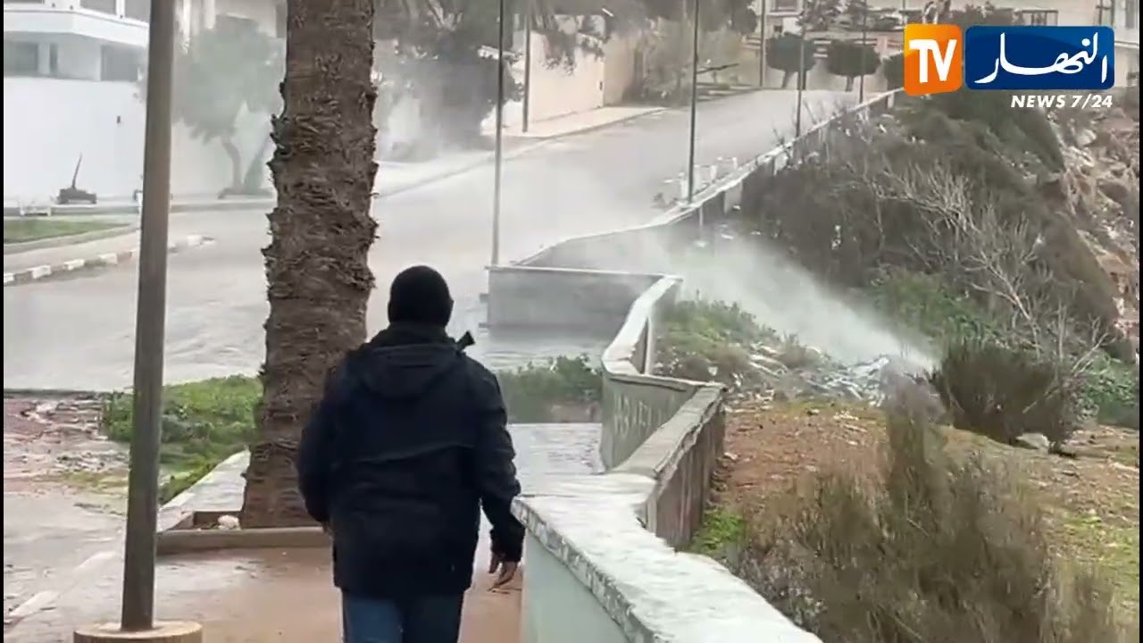 شاهد.. الرياح تتسبب في إنفجار قناة للصرف الصحي وسط حي سكني بكناستال في وهران