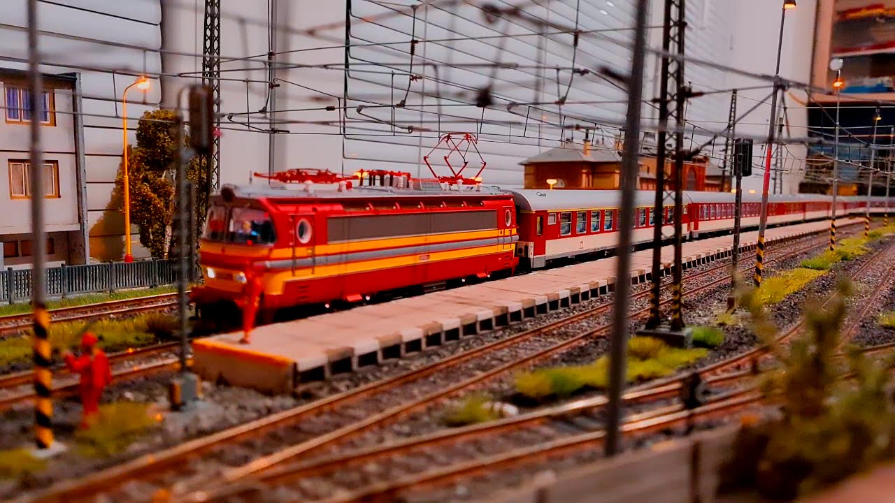 Model elektrickej lokomotívy S499 (Laminátka)