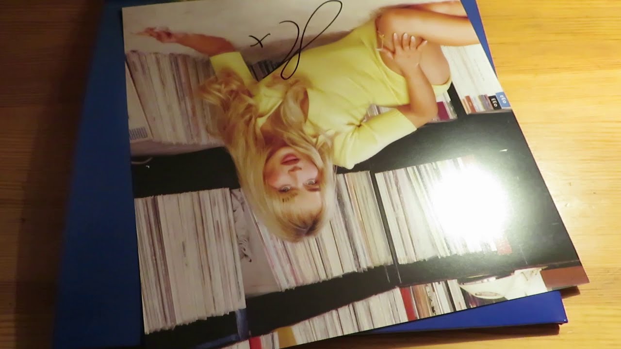 ASMR Unboxing: Short 'n Sweet Standard Vinyl & Signed Insert