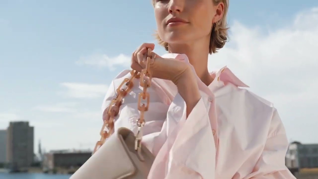 Mini Arch: The summer it-bag, from crossbody bag to evening clutch.