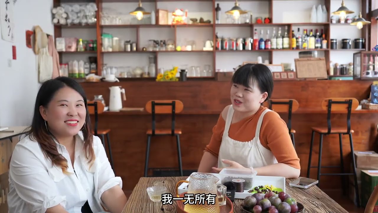 穷且单身，坚决不打工！20多岁在大理养老！ 这是姗子在旅居路上的人物访谈节目《换个活法》；本期主人公叫柯唯，29岁她一个人带着两只猫在大理开咖啡馆，虽然赚不到钱，但是大部分时候都很开心。