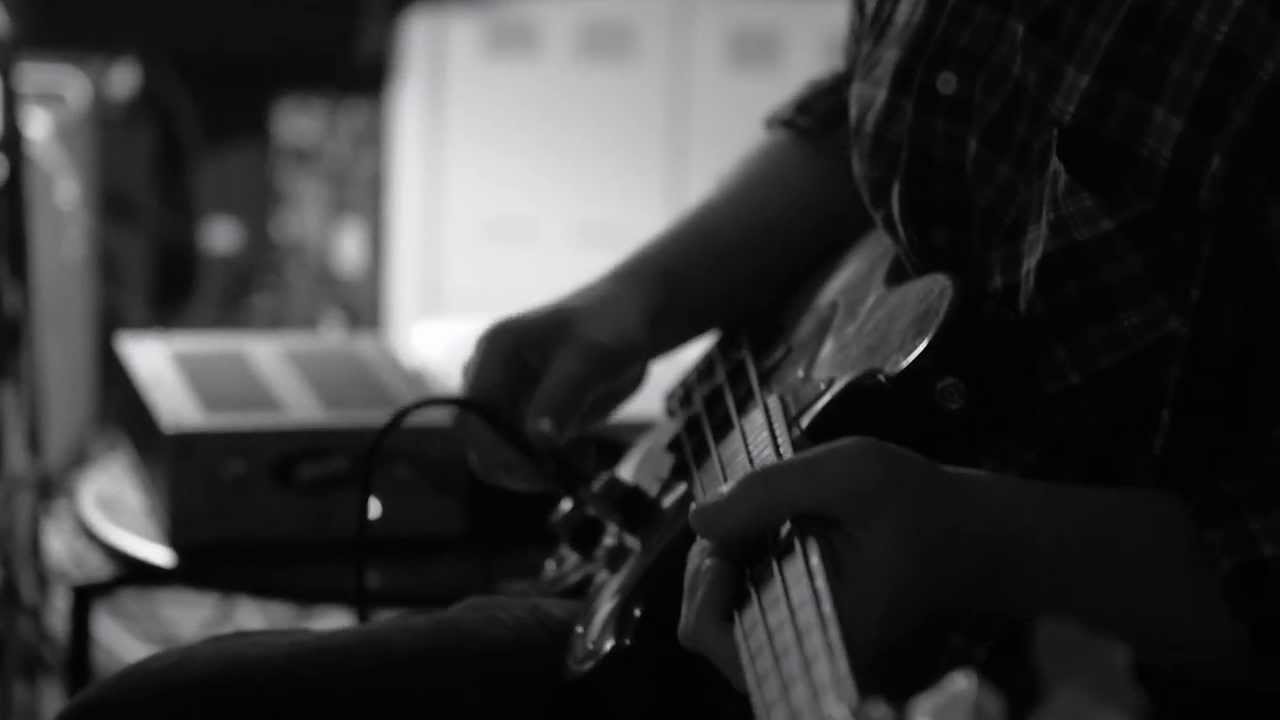 SKYDIGGERS in Studio | 'She Comes Into The Room'