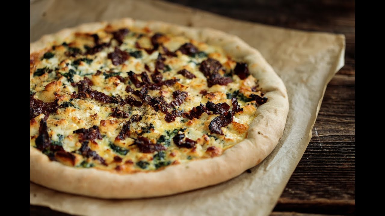 Tarta szpinakowa z serem halloumi, fetą i suszonymi pomidorami | Pascal przedstawia