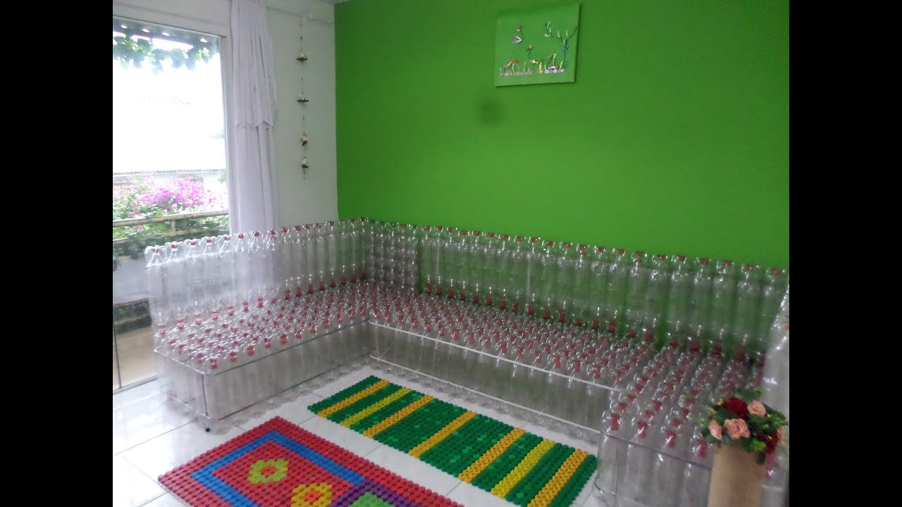 SOFÁ, MESA, BIOMBO, TAPETE DE PETS E LUMINÁRIA DE LACRES.