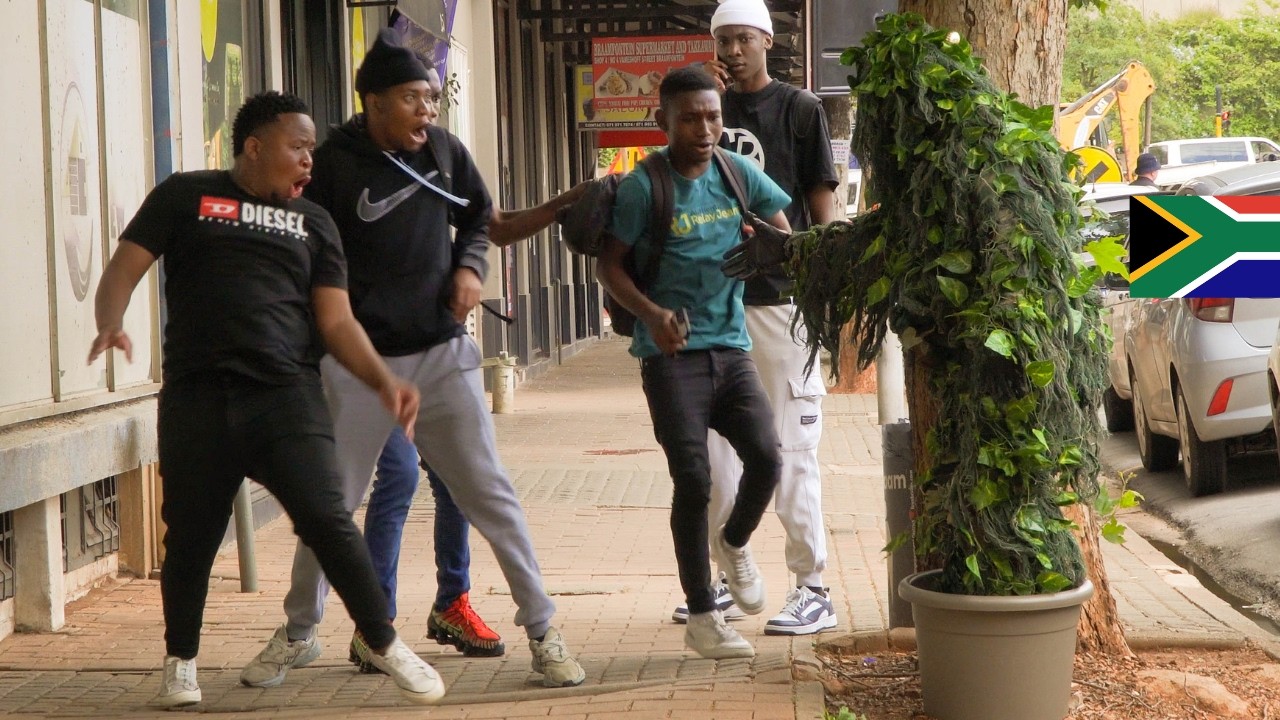 BUSHMAN PRANK SCARING SOUTH AFRICAN MEN