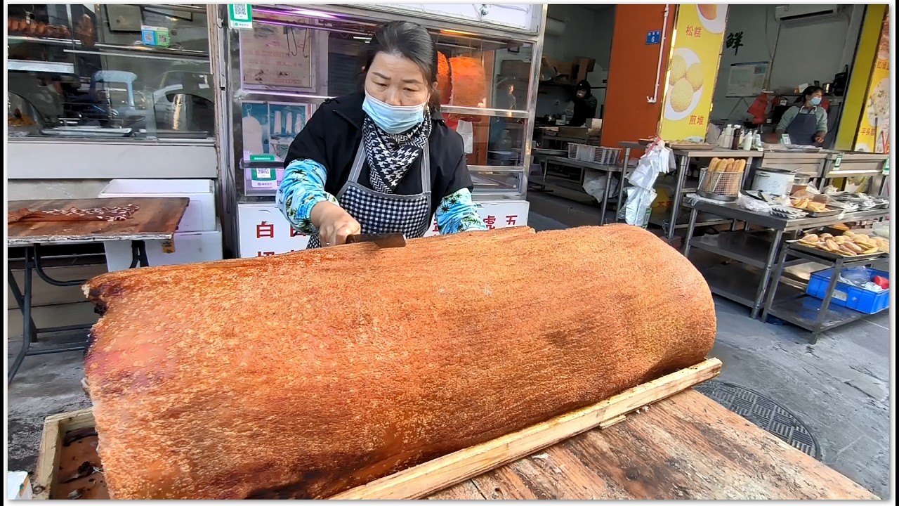 香港新界炭燒鐵網無骨燒 新產品 豬 脆卜卜 勁好食 隊啤酒 隊紅酒 一流呀 Boneless roasted pork cooked in a charcoal grill 金龍酉生食