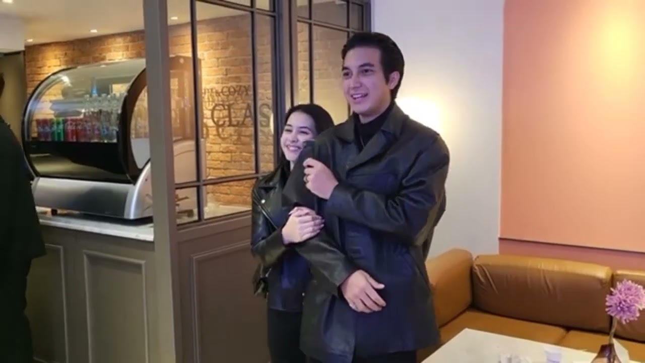 keseruan Sandrinna nonton laga premier bersama Junior dan yang lainnya 😍