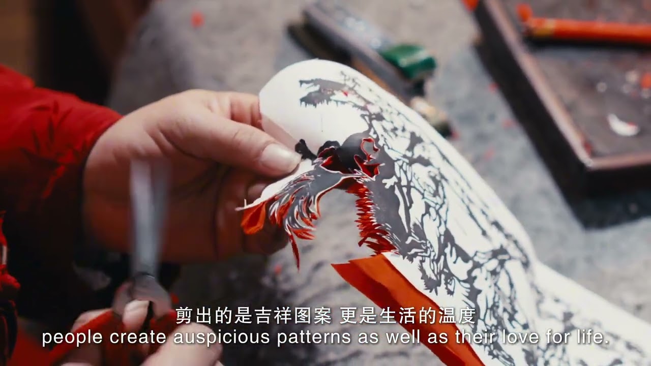 During the Spring Festival, pasting paper cuttings on windows is a thousand-year-old tradition.