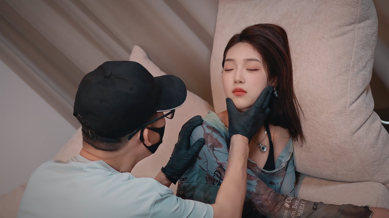 师傅在修空调时加入白色粉末，女孩一会就失去知觉！