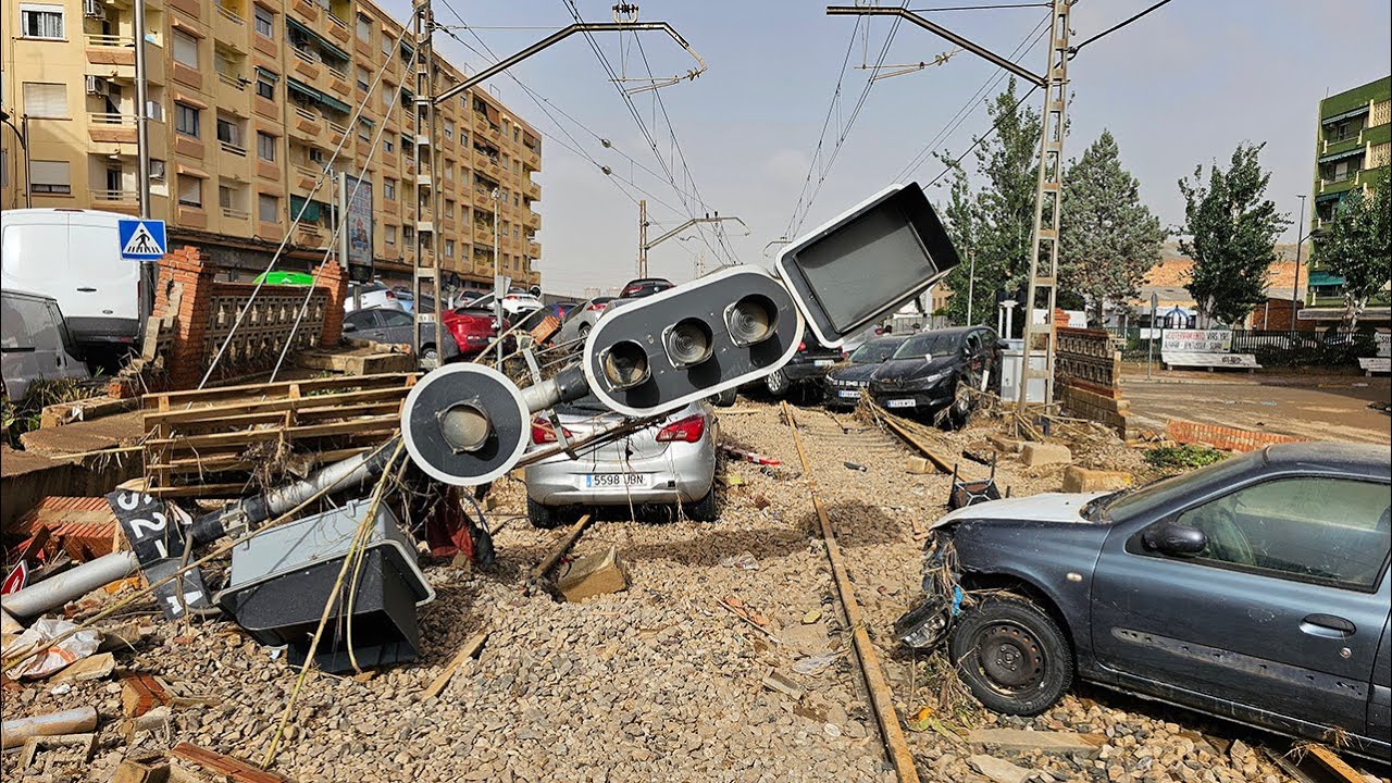 Inundaciones VALENCIA Alfafar: Coches destrozados aplastados por las calles