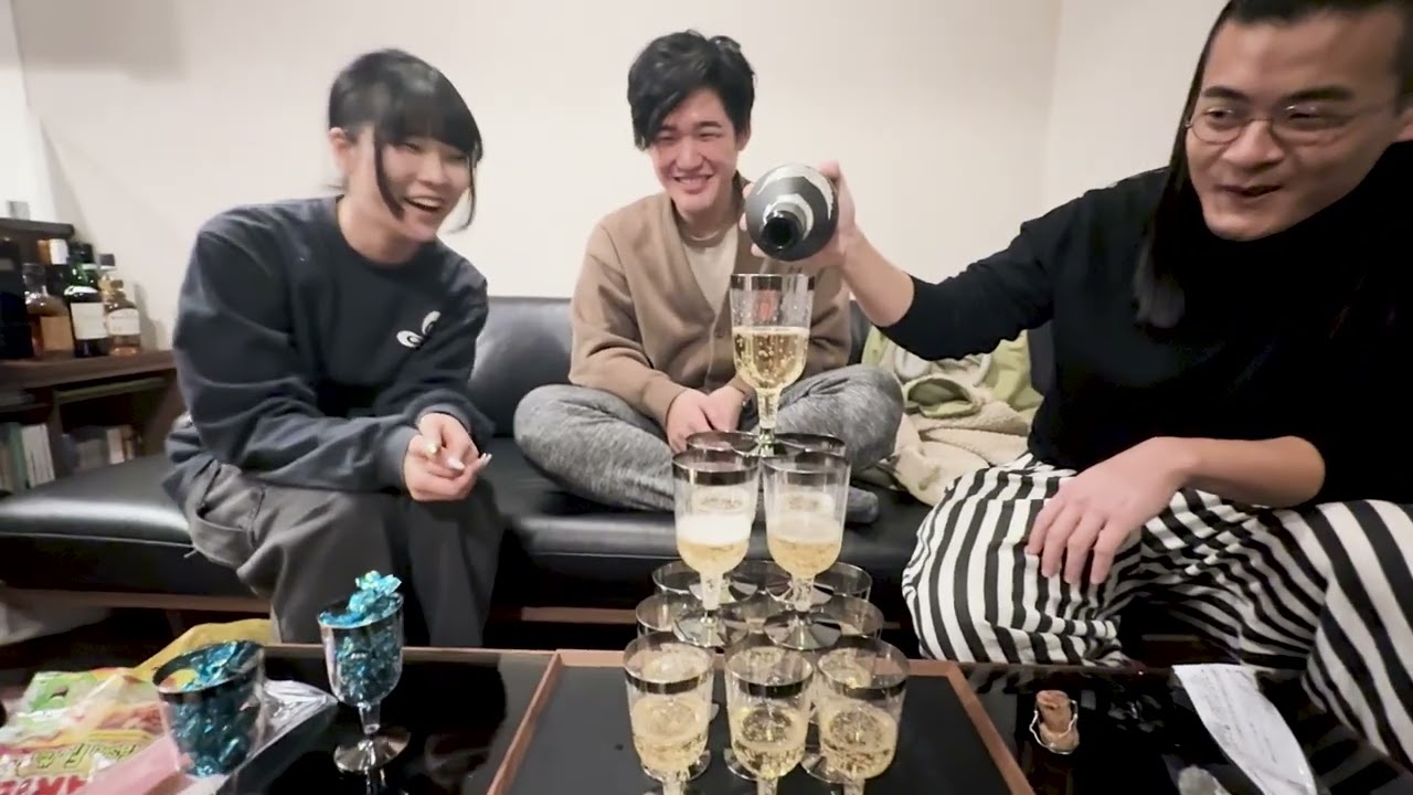 画家のエロ部屋でシャンパンタワーした