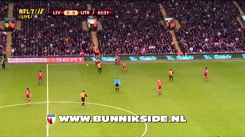 FC Utrecht supporters superieur op Anfield Road 2010-2011