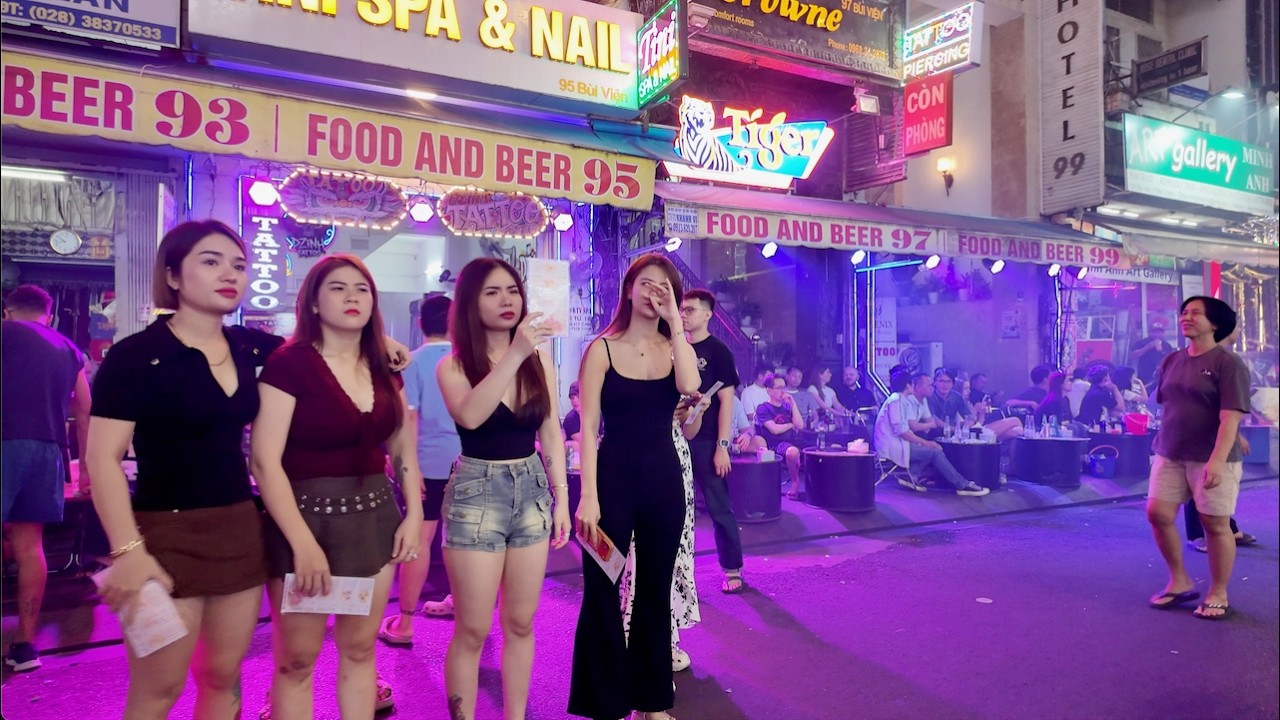 Saigon After Dark 🇻🇳 | Vietnam Nightlife Walk [4K]
