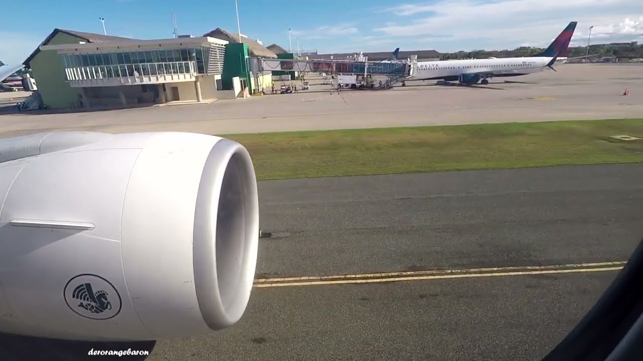Landing at Punta Cana Airport - Air France Boeing 777-328ER F-GSQP