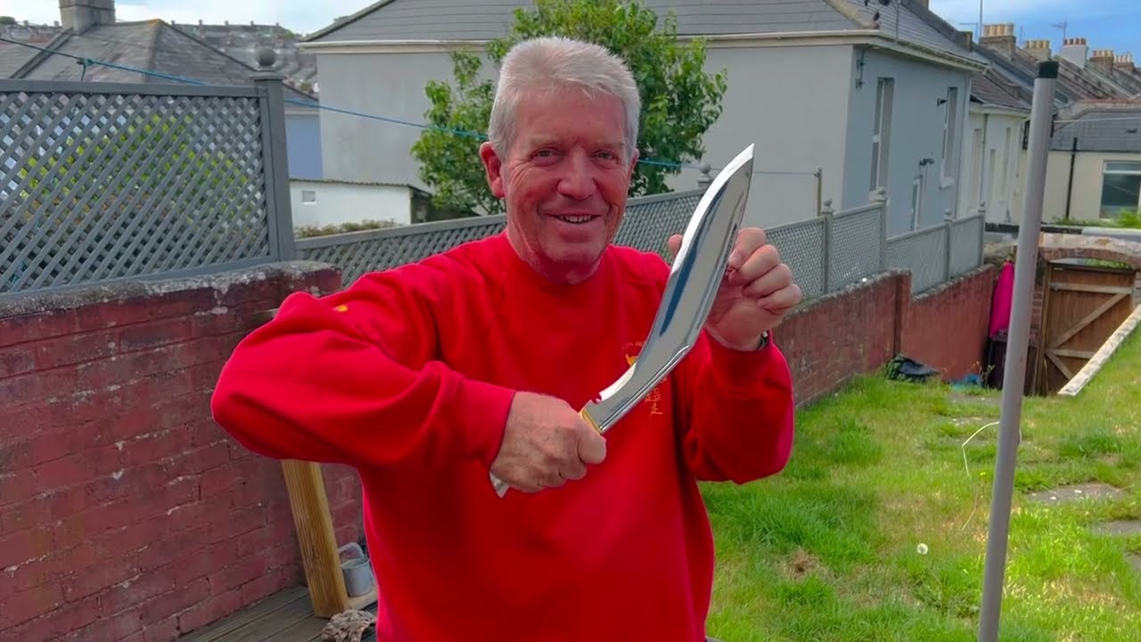 Tora Kukri; using Tora’s WW2 4/10th Officers Kukri & Tora’s WW2 Alloy handled 8th GR Kukri 👍
