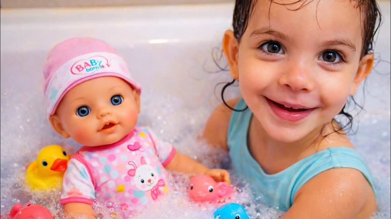 Incroyable ! Lili nage avec sa poupée  baby born dans son bain comme à la piscine 💕💞