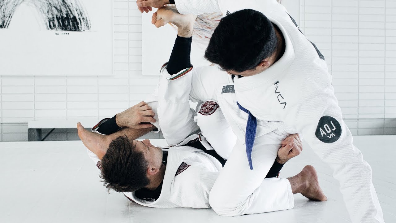 Рафаэль Мендес | Вариант приёма «Бэктейк» из приёма «Вейтер Свип» | artofjiujitsu.com