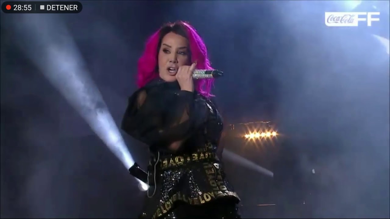 Ivy Queen canta 787  y luego besa suelo Mexicano
