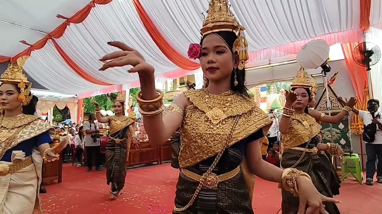 Múa robam phật tử quá đông lễ dâng y Kathina 